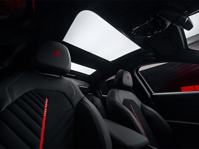 Luna Rossa signature seats & Red Alfa Romeo headrests
