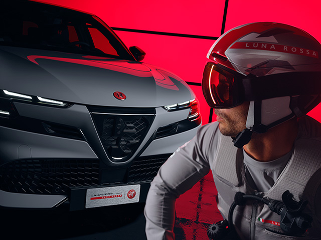 "Scudetto" V-Shield with red Alfa Romeo logo