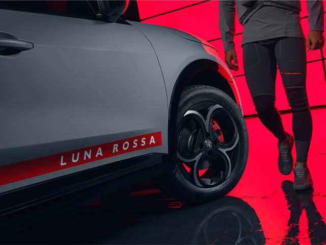 Gloss black 18" alloy wheels